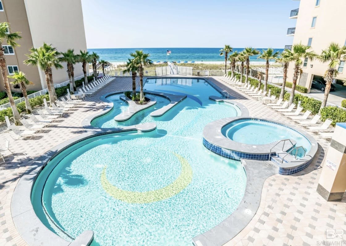 Gulf-side pool and lazy river
